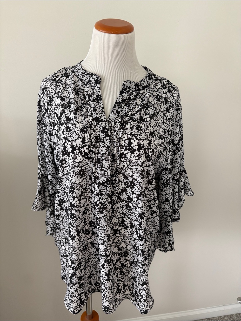 Vince Camuto Black & White Floral V-Neck Tunic with Flutter Sleeves